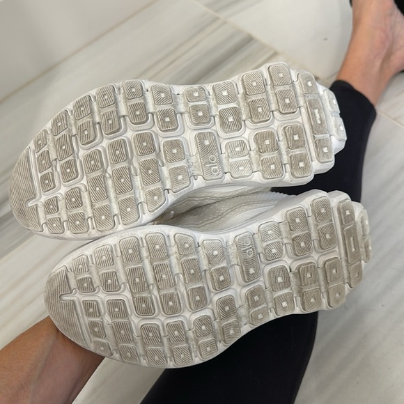 Alo Yoga Trainers - Picture 6 of 6